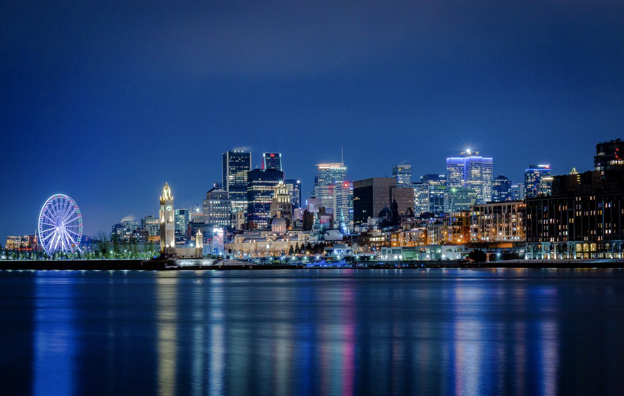 Montréal skyline at night, seen from the water
